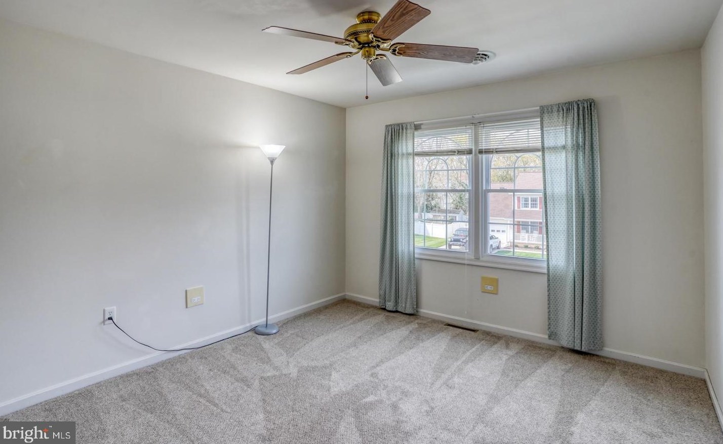 23 Pin Oak Dr, Dover DE  19904-2375 exterior