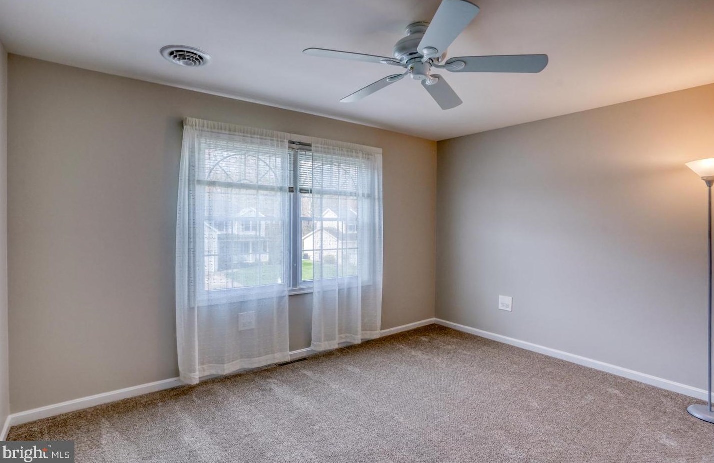 23 Pin Oak Dr, Dover DE  19904-2375 exterior