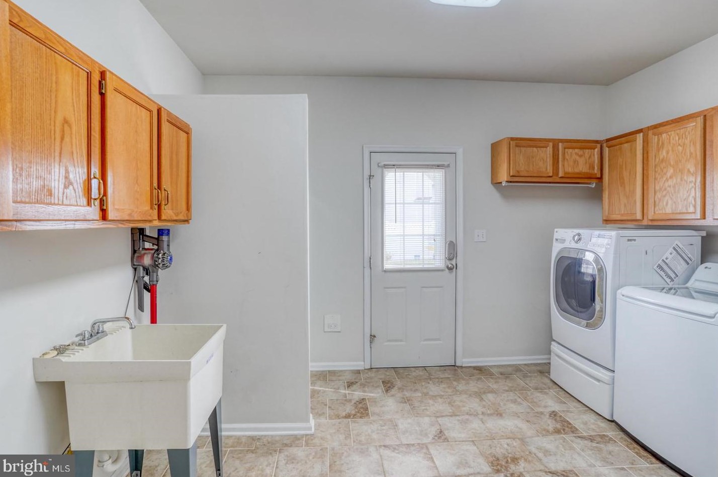 23 Pin Oak Dr, Dover DE  19904-2375 exterior