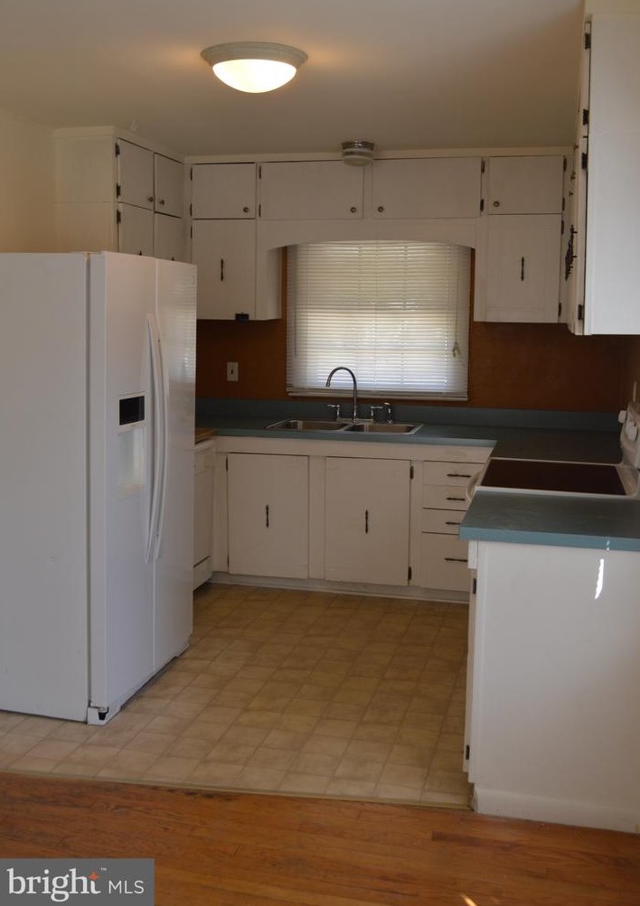 237 Oakfield Dr, Newark DE  19713-2445 exterior