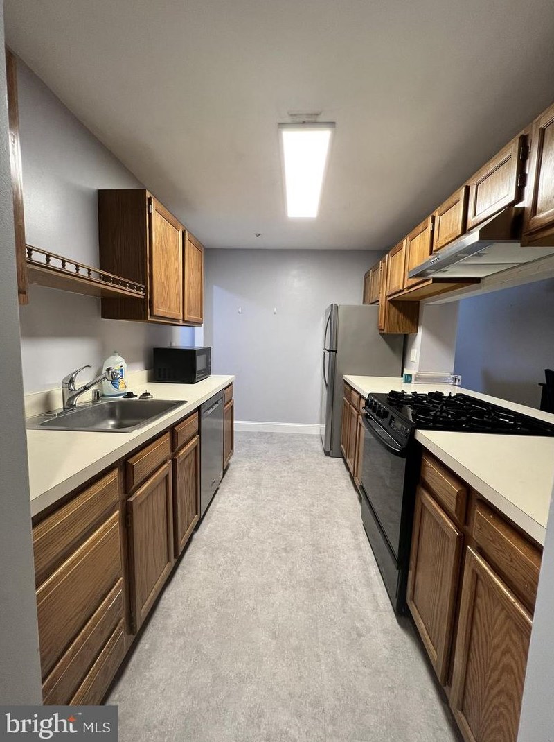 1104 Waters Edge Dr, Newark DE  19702-6350 exterior