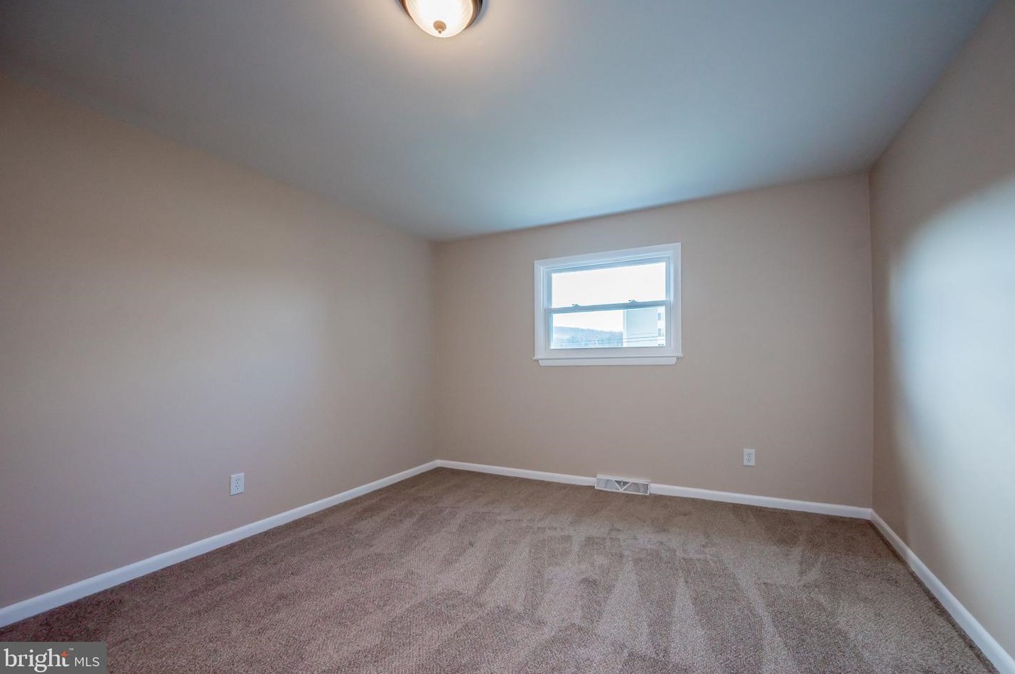 1107 Old Coochs Bridge Rd, Newark DE  19713-2327 exterior