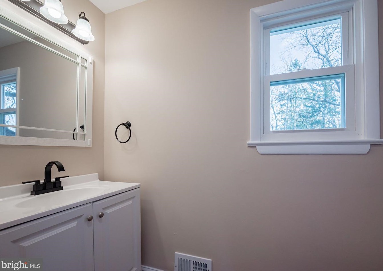 1107 Old Coochs Bridge Rd, Newark DE  19713-2327 exterior