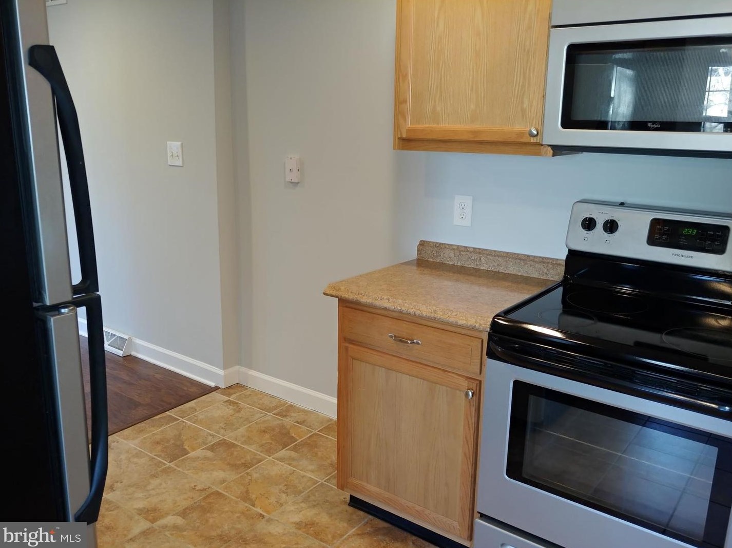 2221 Dickens Ter, Newark DE  19702-4444 exterior