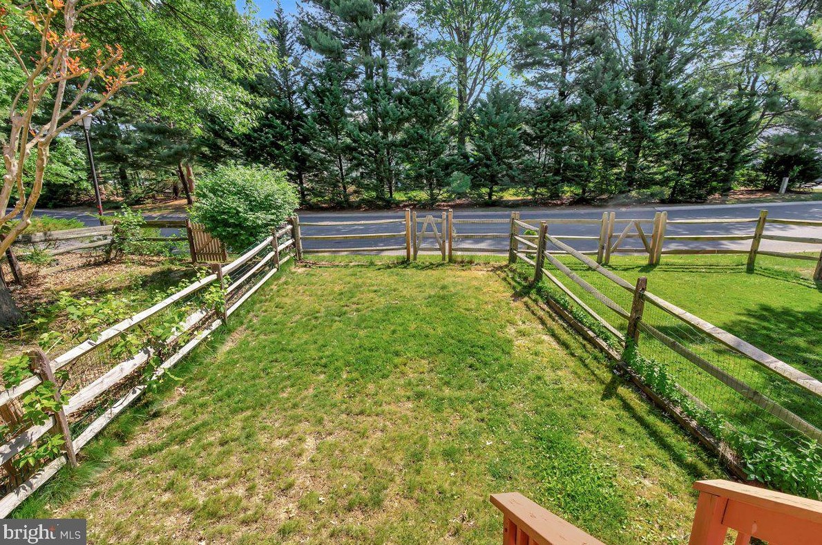 8 Cardenti Ct, Newark DE  19702-6833 exterior