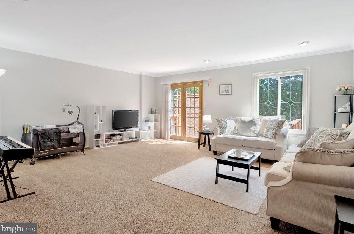 8 Cardenti Ct, Newark DE  19702-6833 exterior