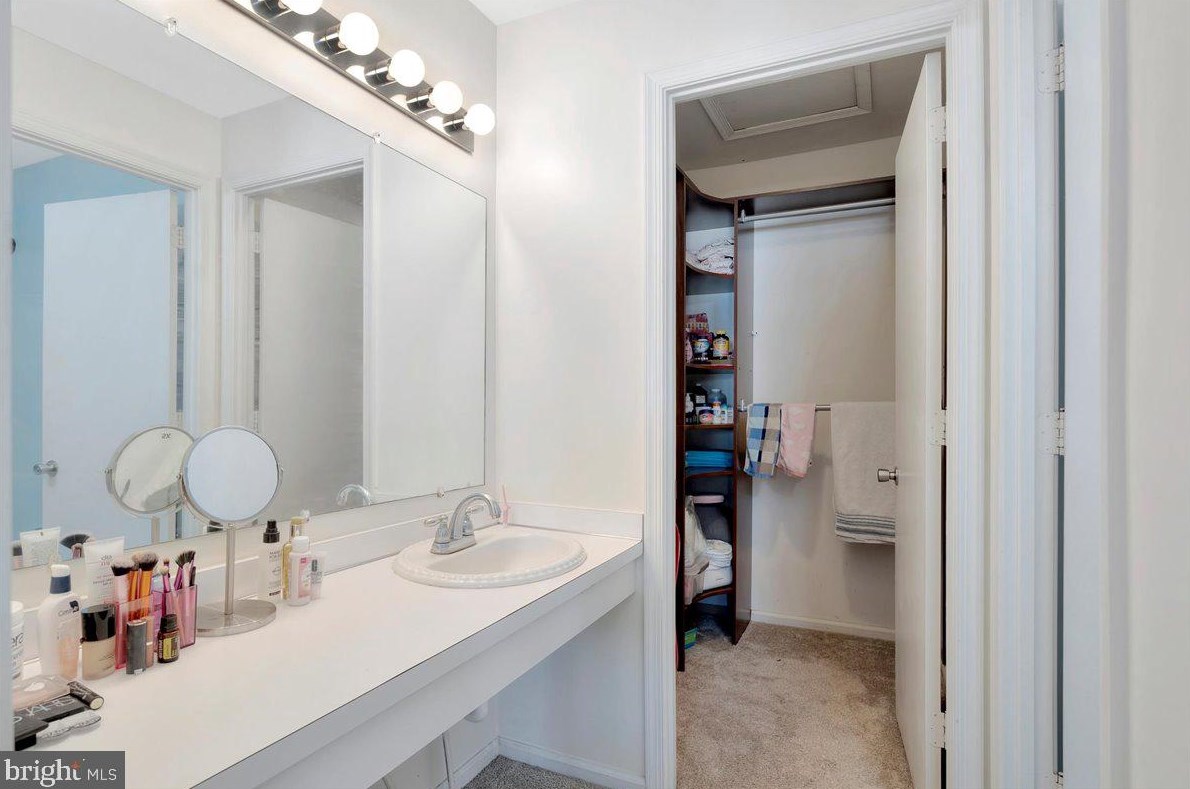 8 Cardenti Ct, Newark DE  19702-6833 exterior