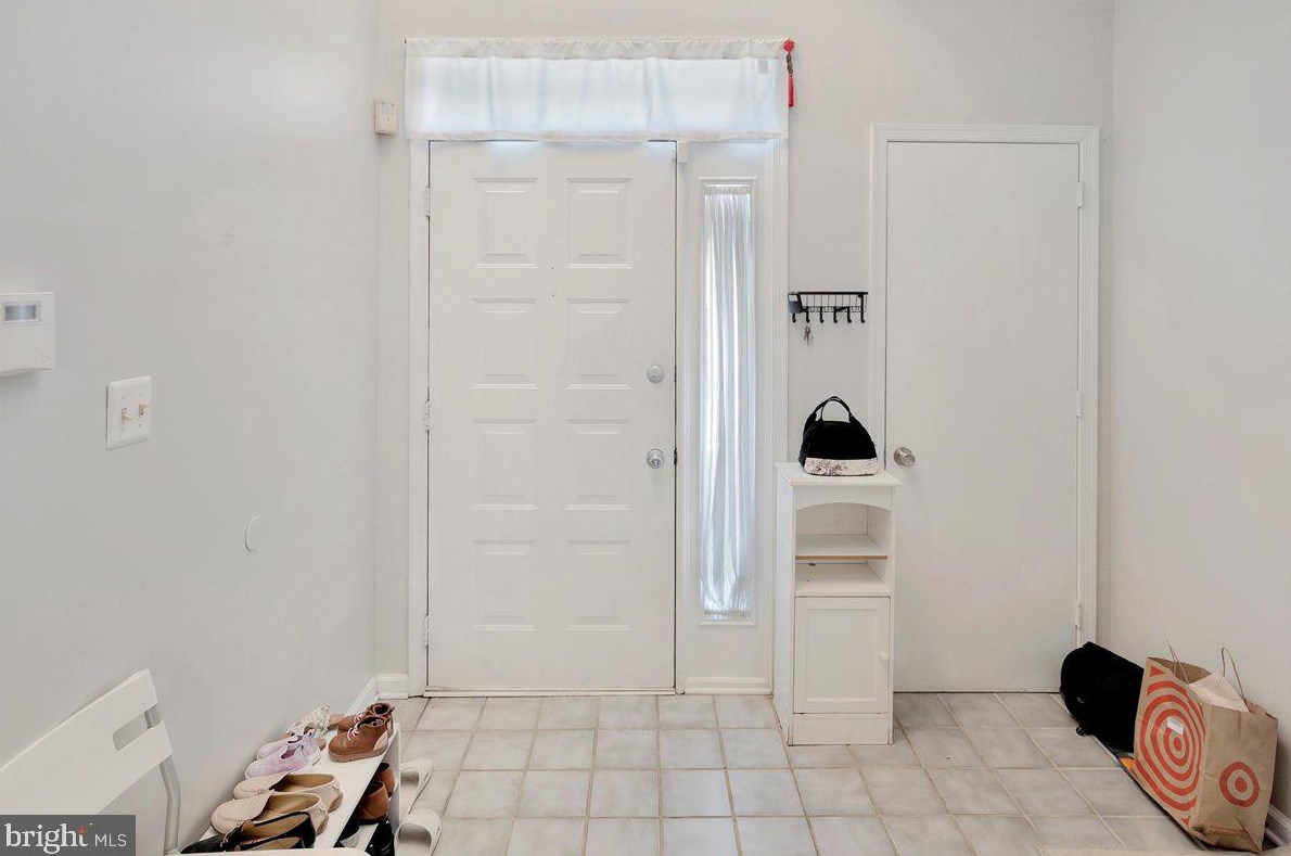 8 Cardenti Ct, Newark DE  19702-6833 exterior