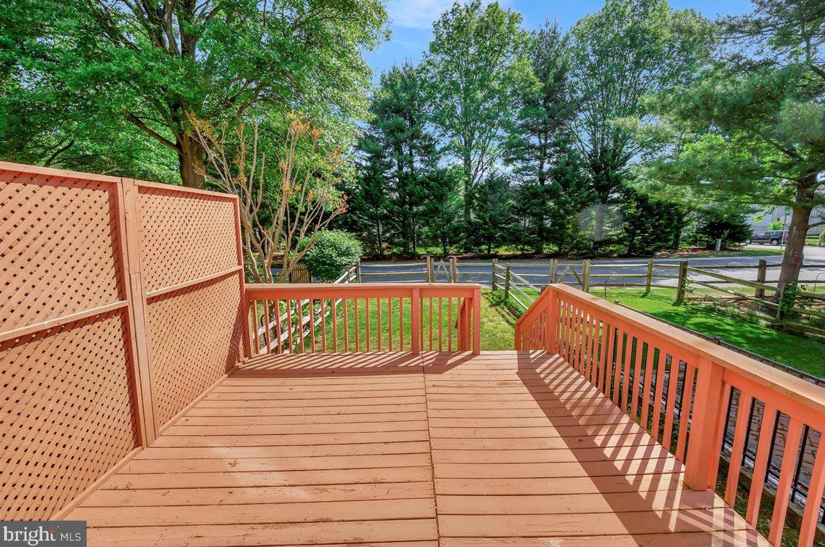 8 Cardenti Ct, Newark DE  19702-6833 exterior