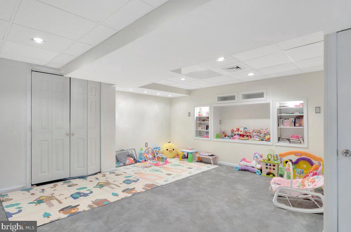 8 Cardenti Ct, Newark DE  19702-6833 exterior