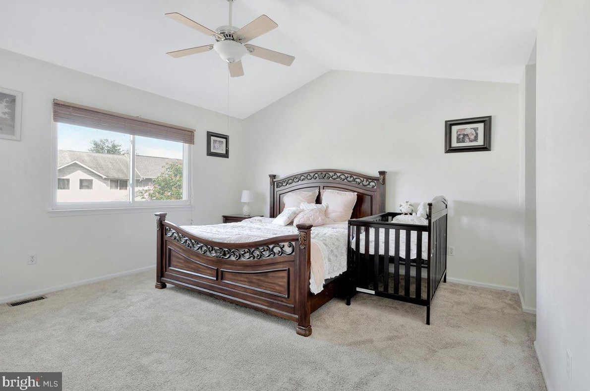 8 Cardenti Ct, Newark DE  19702-6833 exterior