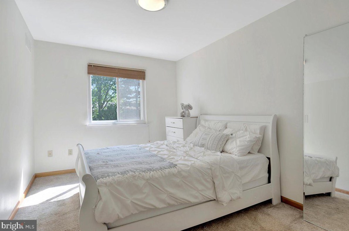 8 Cardenti Ct, Newark DE  19702-6833 exterior