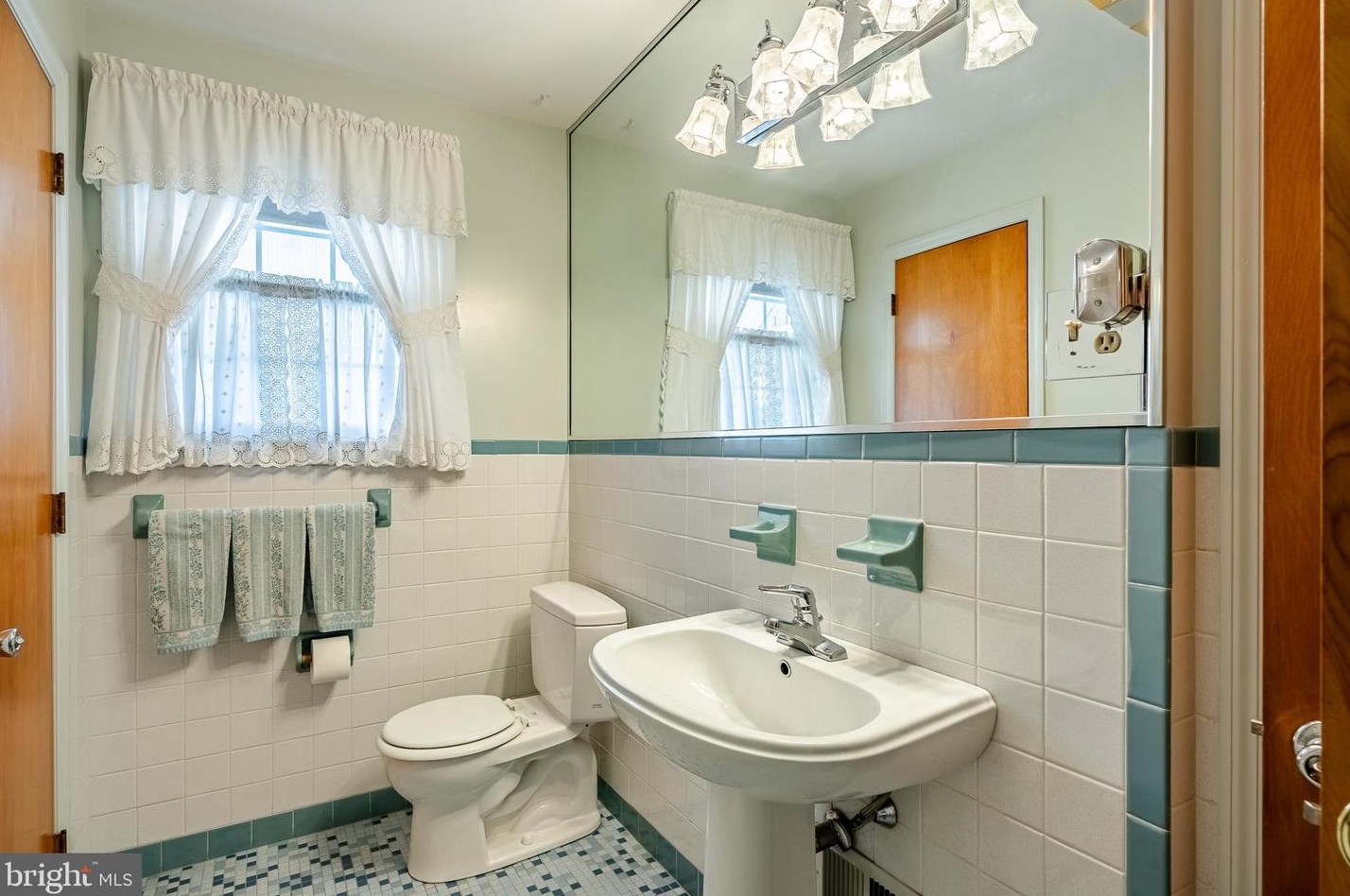 7 Kitty Ln, Newark DE 19713-2357 exterior