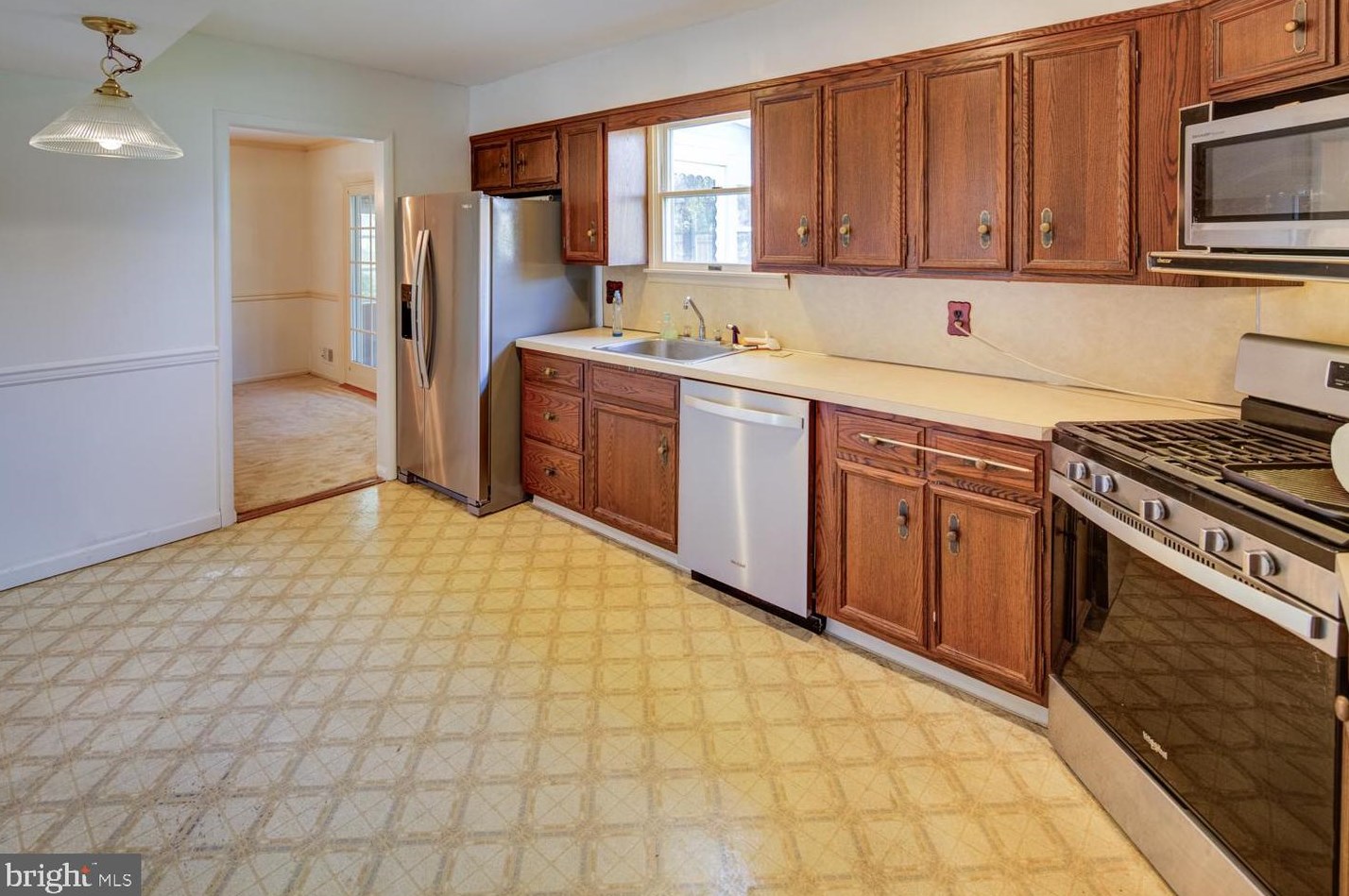 906 Devon Dr, Newark DE 19711-7739 exterior