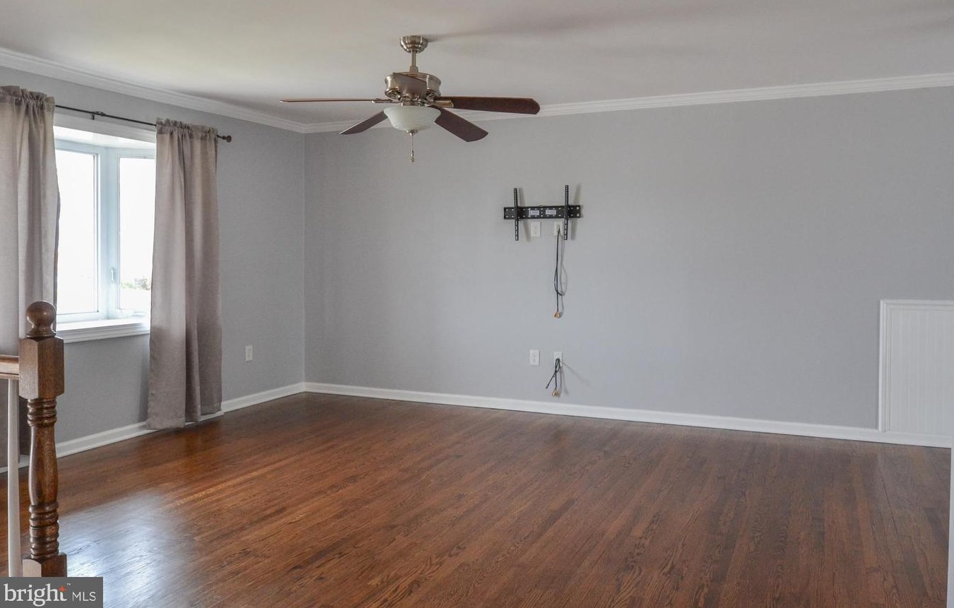 4 Guenever Dr, New Castle DE  19720-2923 exterior