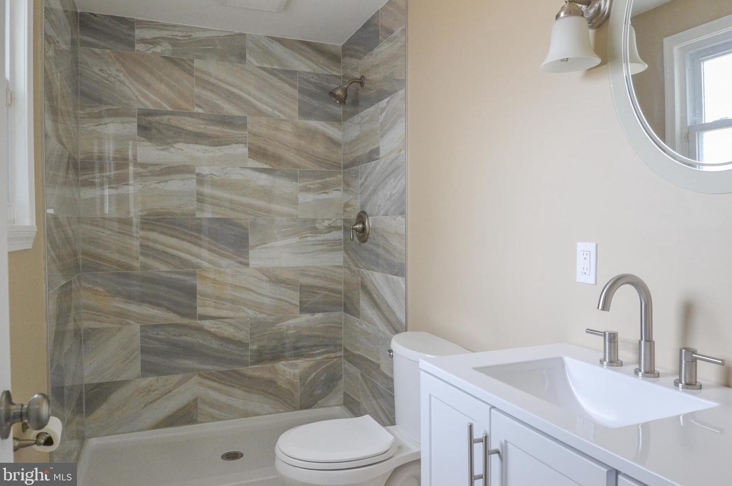 4 Guenever Dr, New Castle DE  19720-2923 exterior