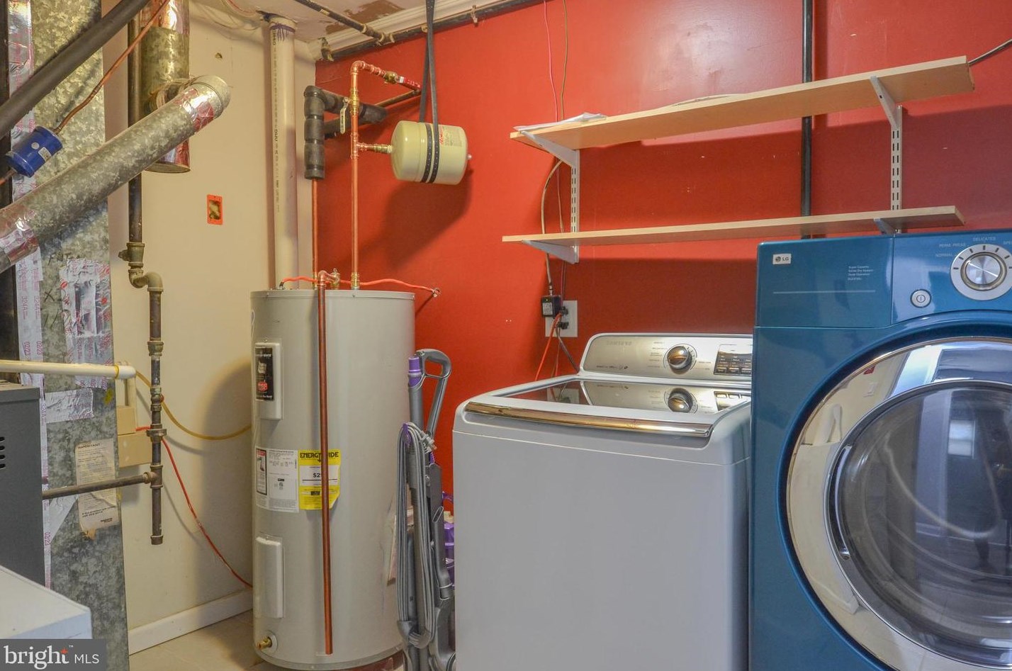 4 Guenever Dr, New Castle DE  19720-2923 exterior