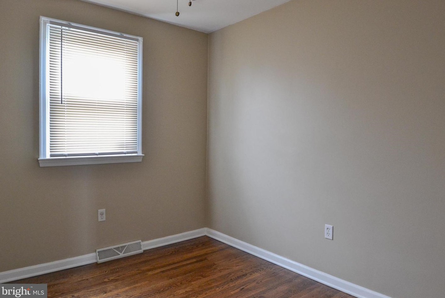 4 Guenever Dr, New Castle DE  19720-2923 exterior