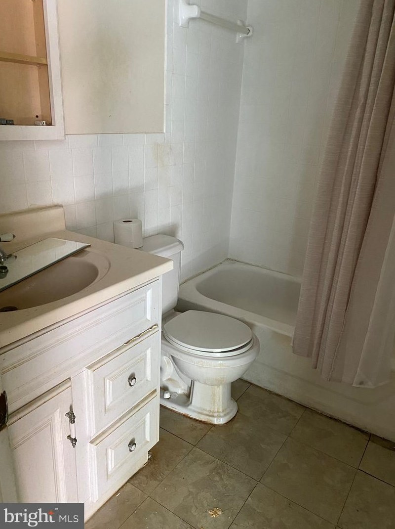 3301 Golf View Dr, Newark DE  19702-1750 exterior