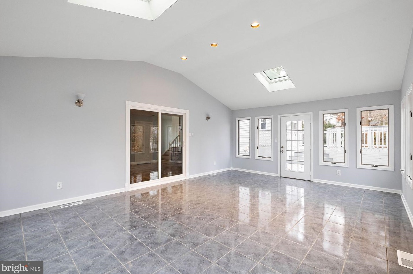 312 Dove Dr, Newark DE  19713-1212 exterior