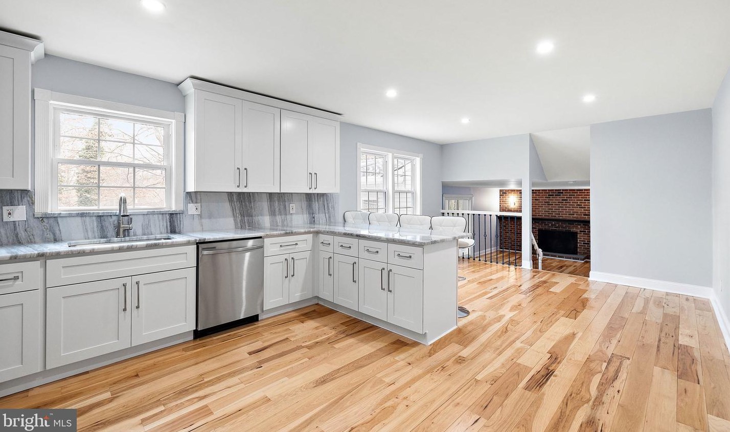 312 Dove Dr, Newark DE  19713-1212 exterior