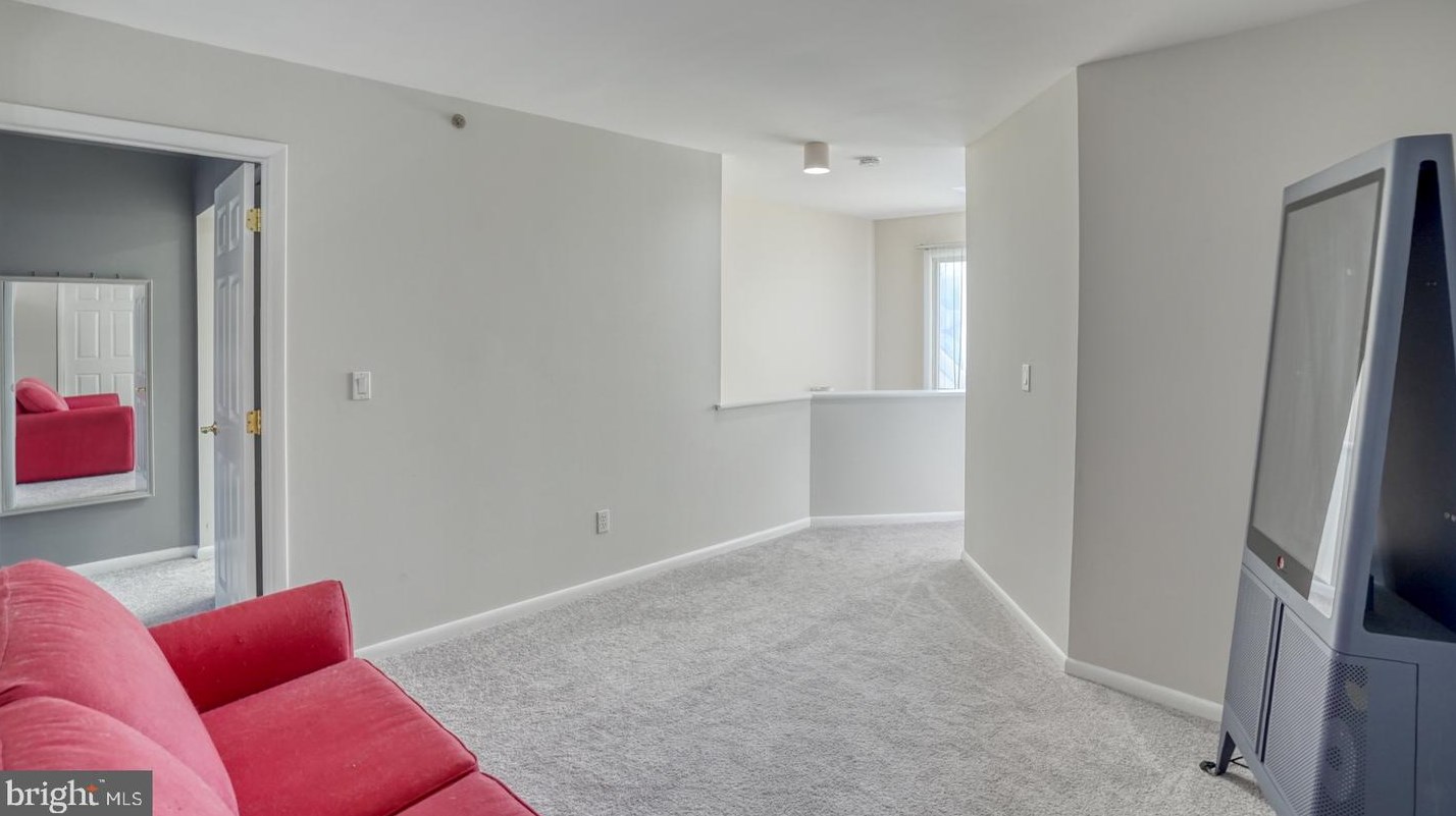 2308 Creekside Dr, Newark DE 19711-6741 exterior