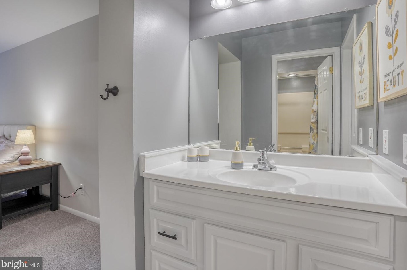 2308 Creekside Dr, Newark DE 19711-6741 exterior