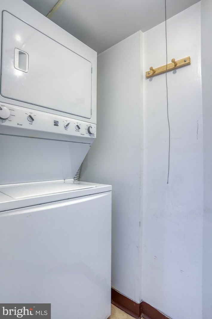 2308 Creekside Dr, Newark DE 19711-6741 exterior