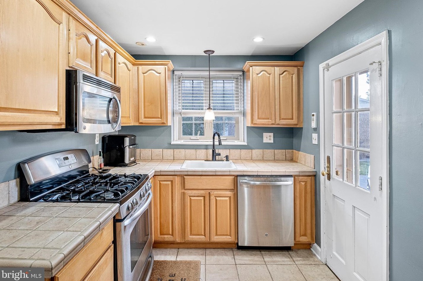 402 Irving Dr, Wilmington DE  19802-1218 exterior