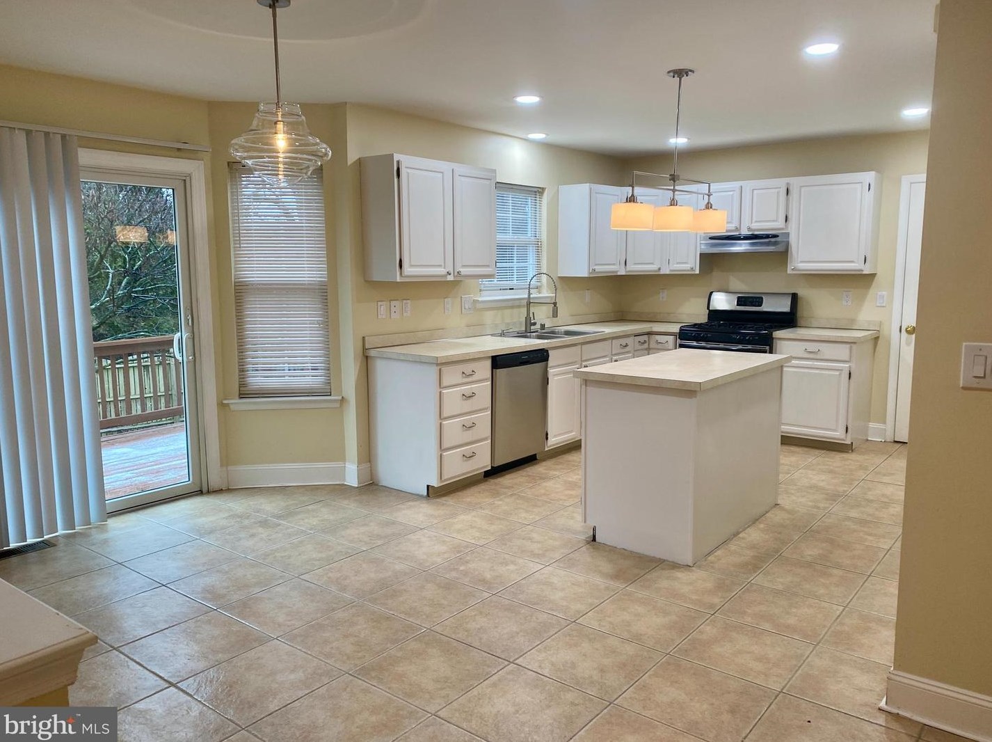 209 Flagstone Dr, Newark DE  19702-3645 exterior