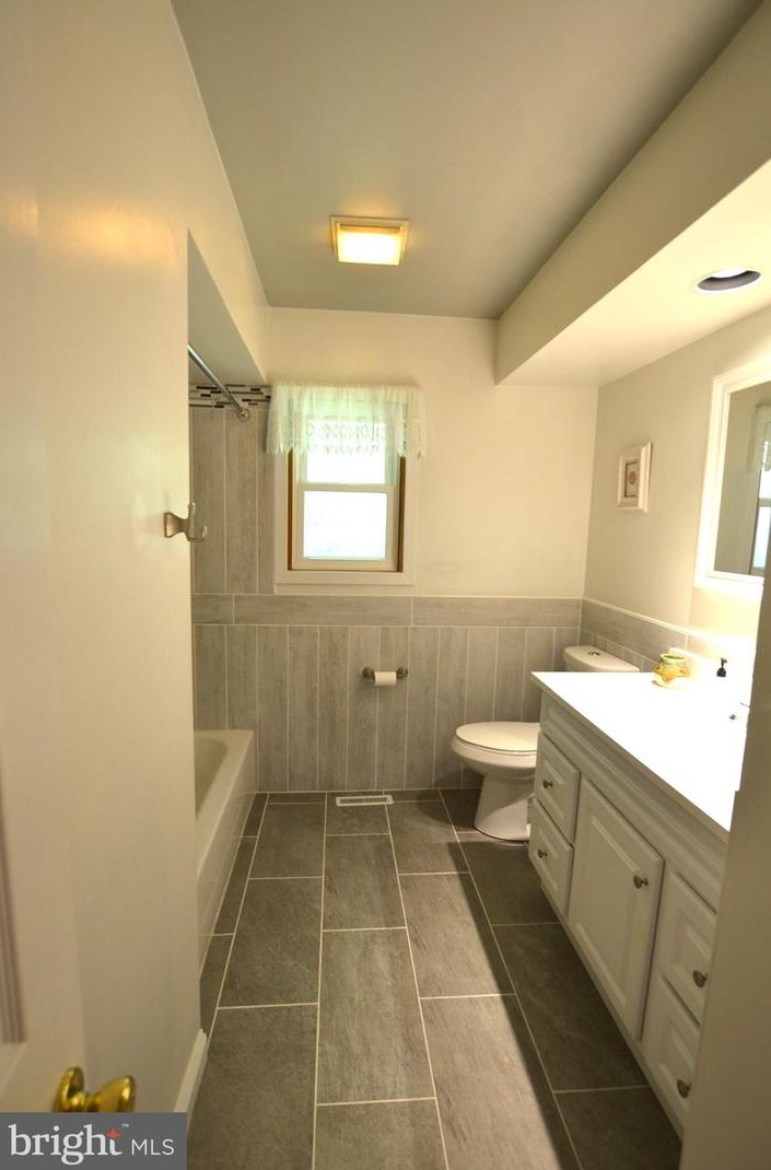 131 Fairhill Dr, Wilmington DE  19808-4310 exterior