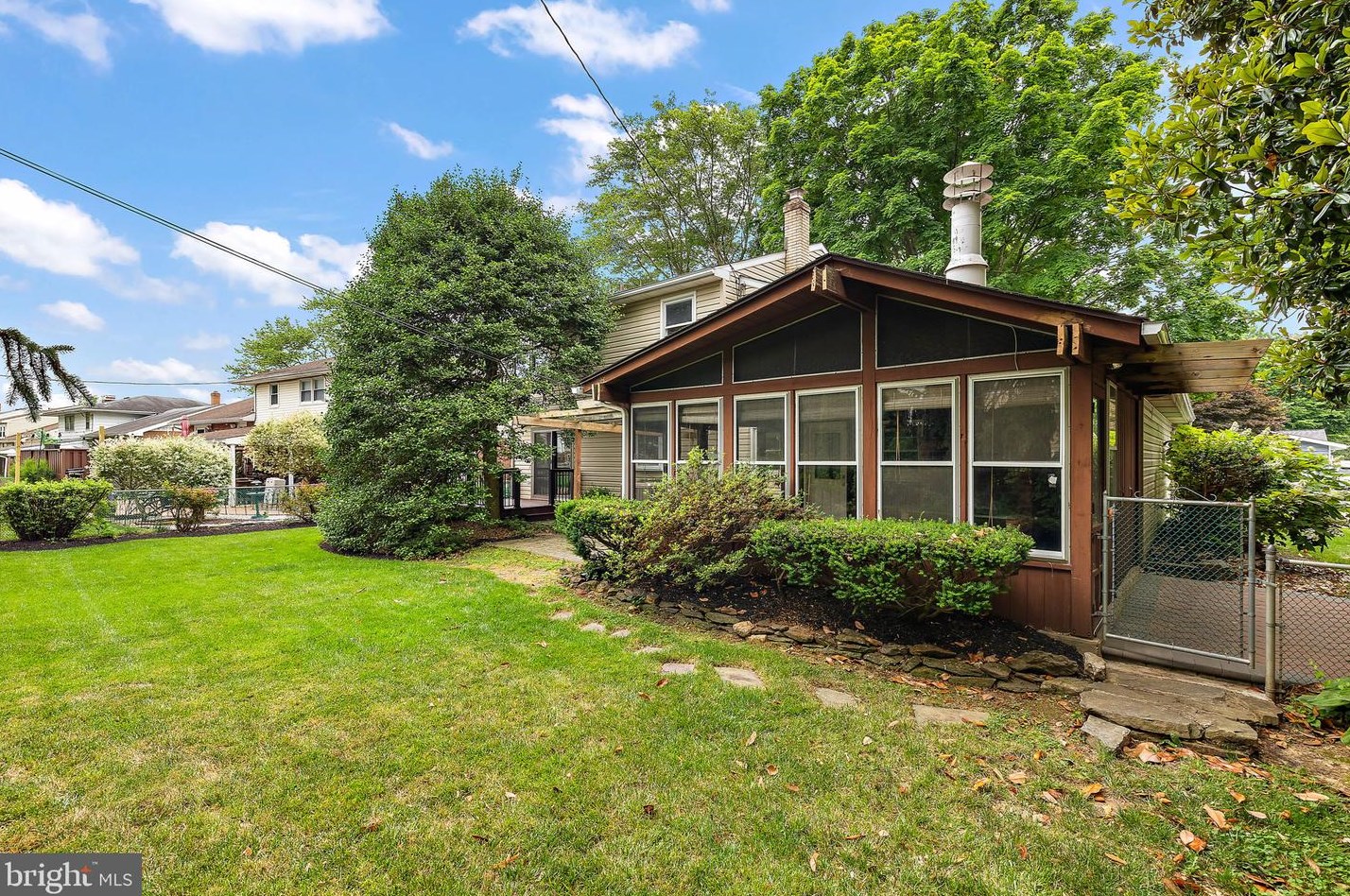 2633 Drayton Dr, Wilmington DE  19808-3803 exterior