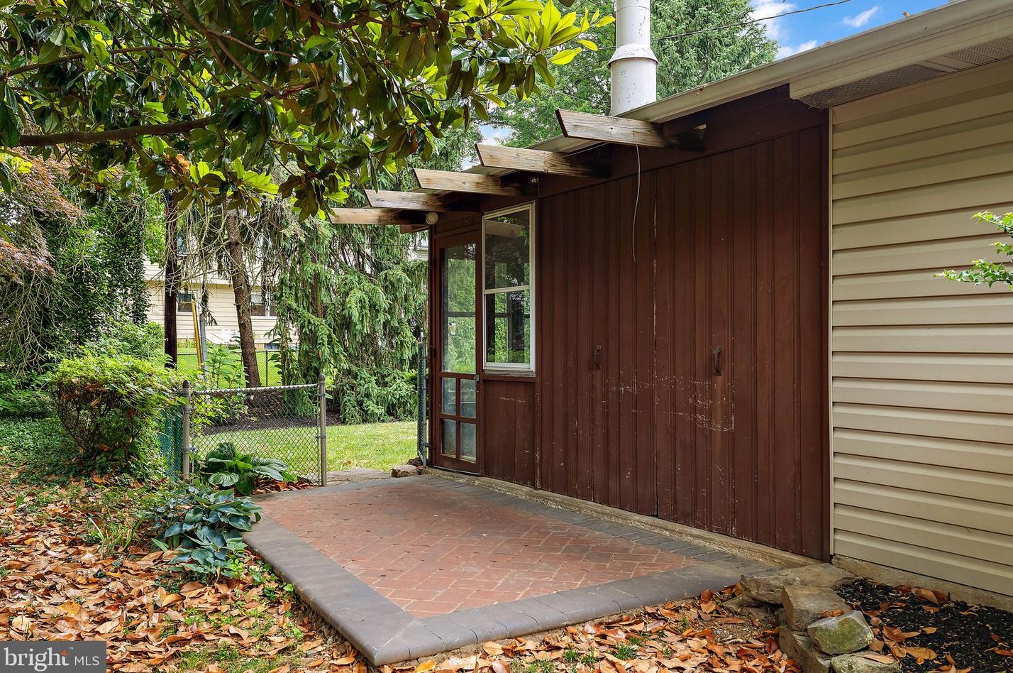 2633 Drayton Dr, Wilmington DE  19808-3803 exterior