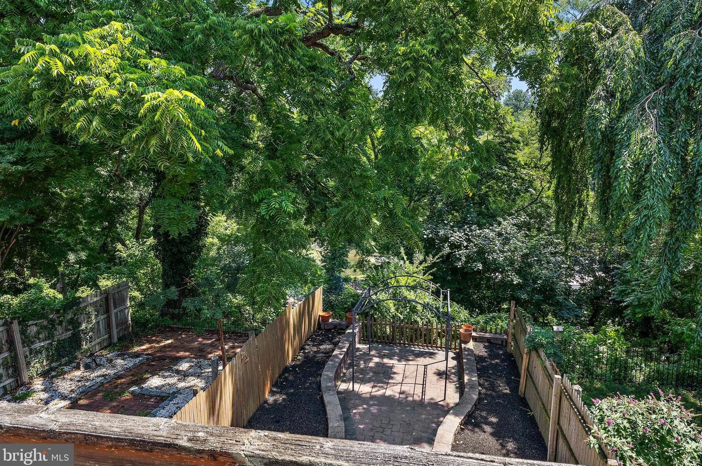 2422 Riddle Ave, Wilmington DE  19806-2127 exterior