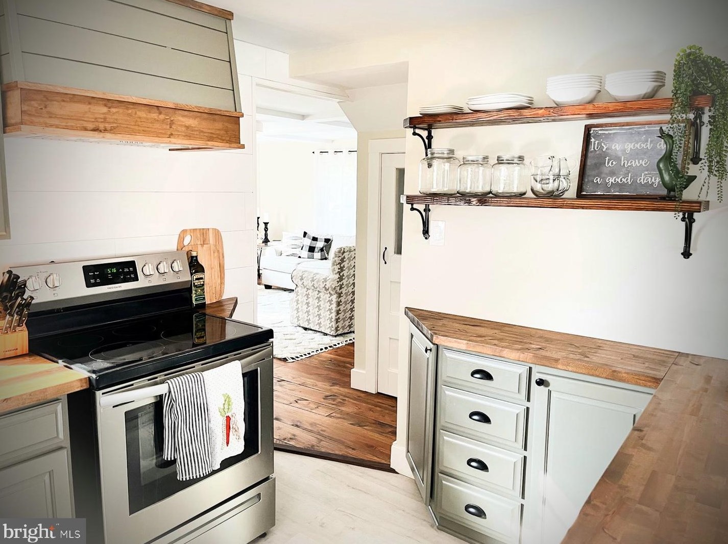 554 3rd St, Elm NJ  08037-1749 exterior