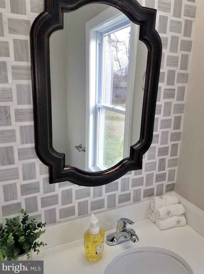 703 Devon Rd, Moorestown NJ 08057-1644 exterior