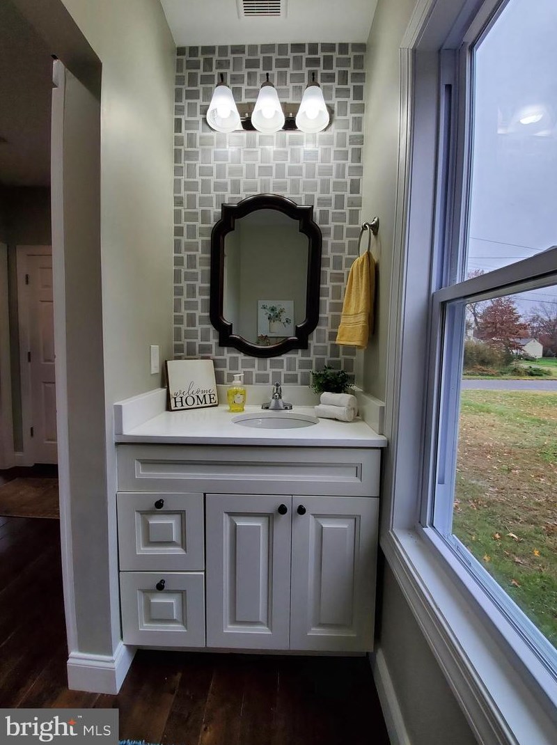 703 Devon Rd, Moorestown NJ 08057-1644 exterior