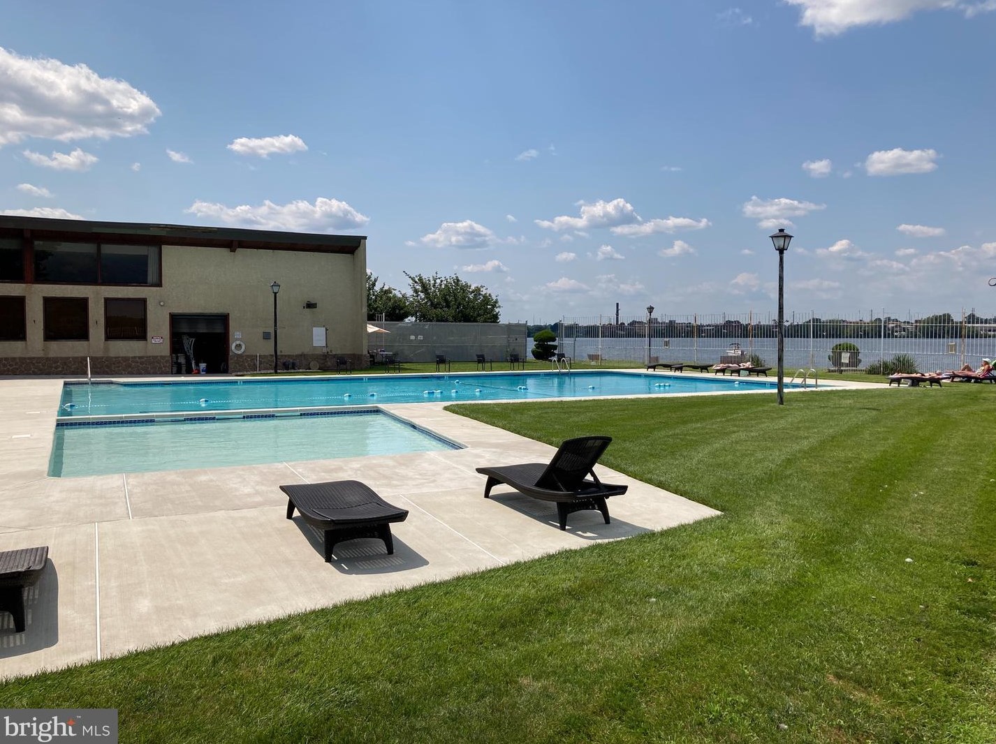 1053 Harbour Dr, Palmyra, NJ 08065