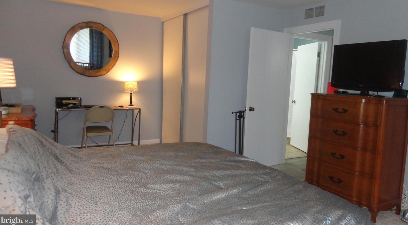 2105 Greenwood Ct, Mount Laurel NJ  08054-4230 exterior