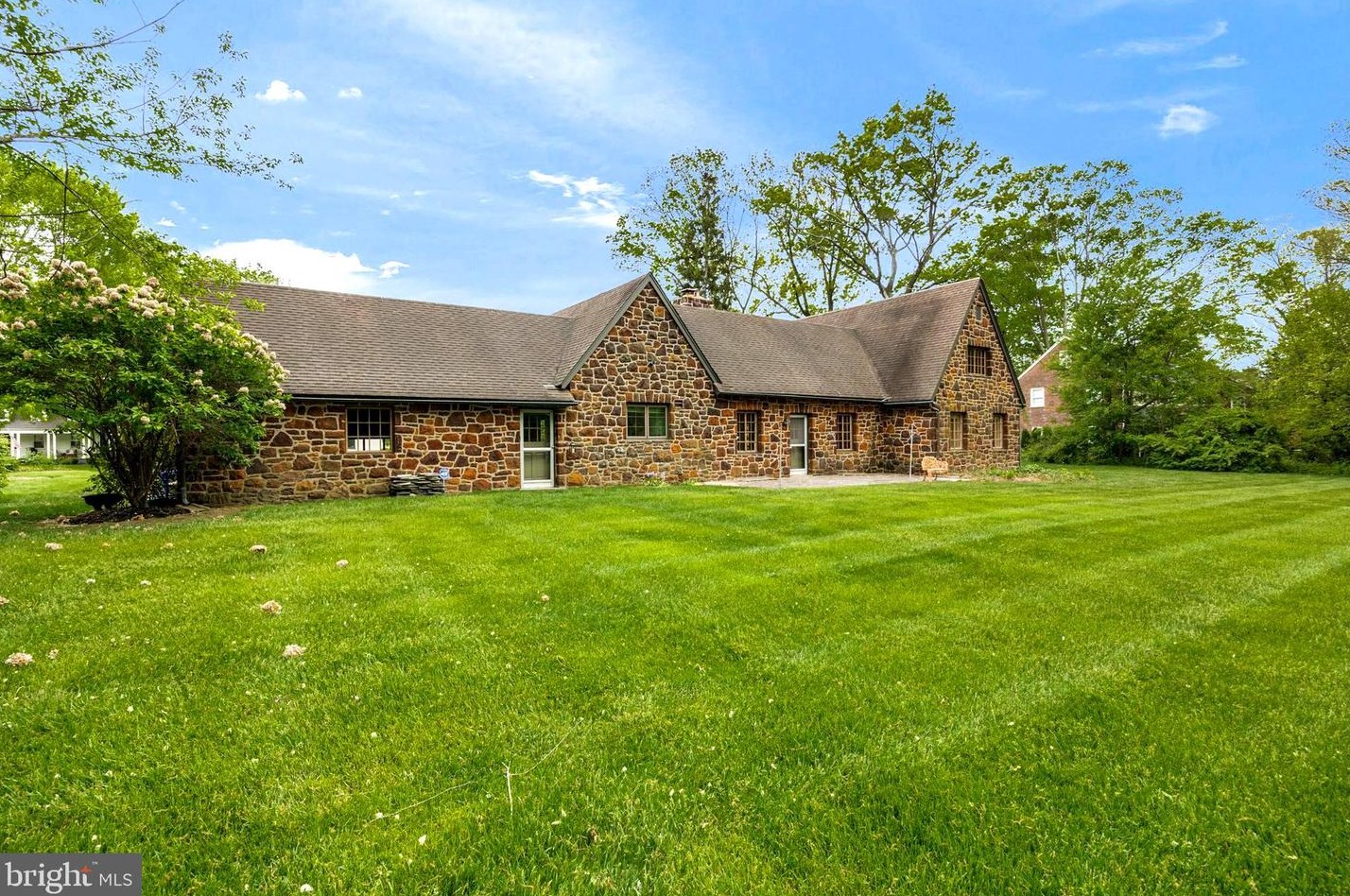 13 Maple Ave, Moorestown NJ 08057-1860 exterior