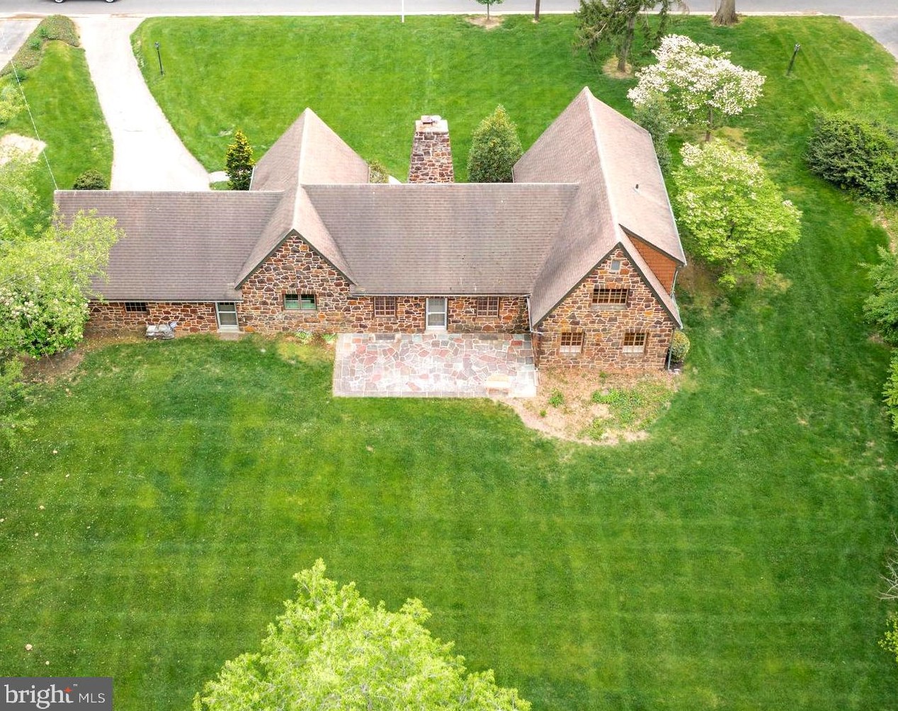 13 Maple Ave, Moorestown NJ 08057-1860 exterior