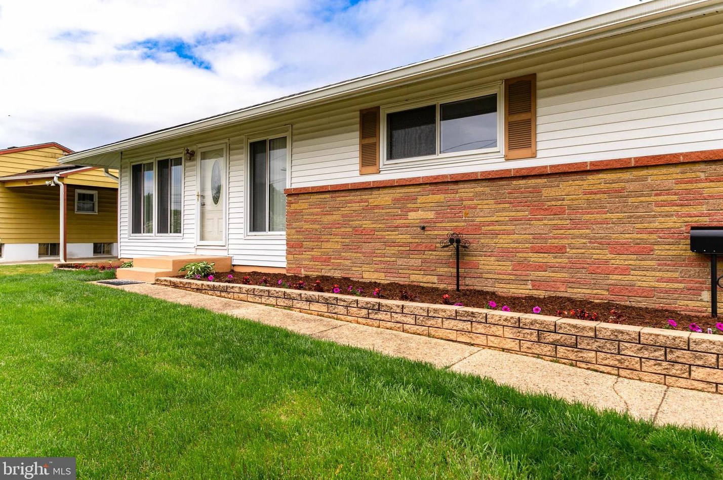 13 Lansdowne Rd, Burlington NJ 08016-2966 exterior