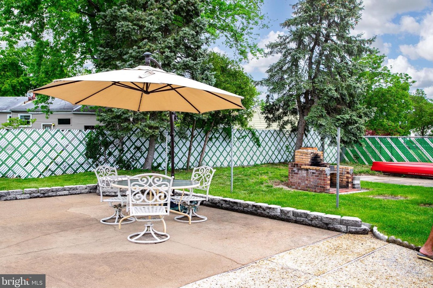 13 Lansdowne Rd, Burlington NJ 08016-2966 exterior