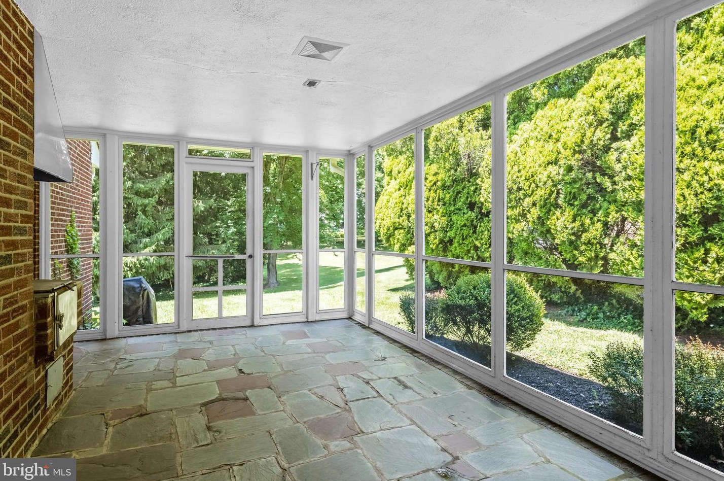 601 Stratford Dr, Moorestown NJ 08057-2614 exterior