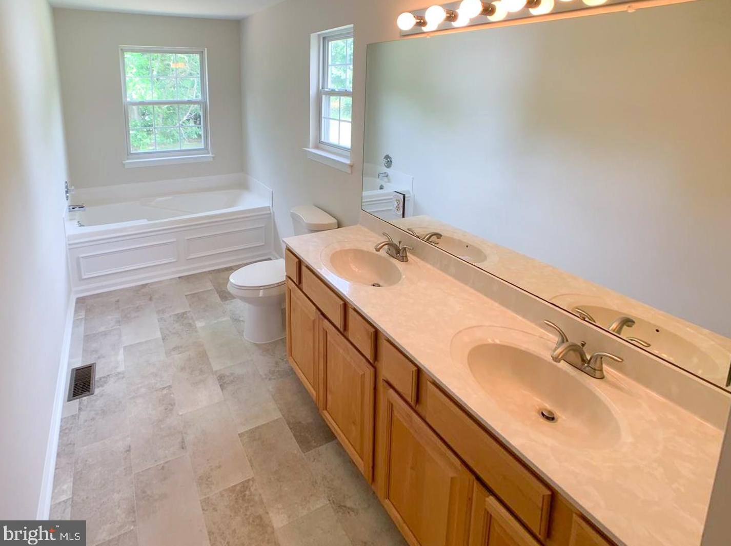 18 White Pne Dr, Medford NJ  08055-9340 exterior