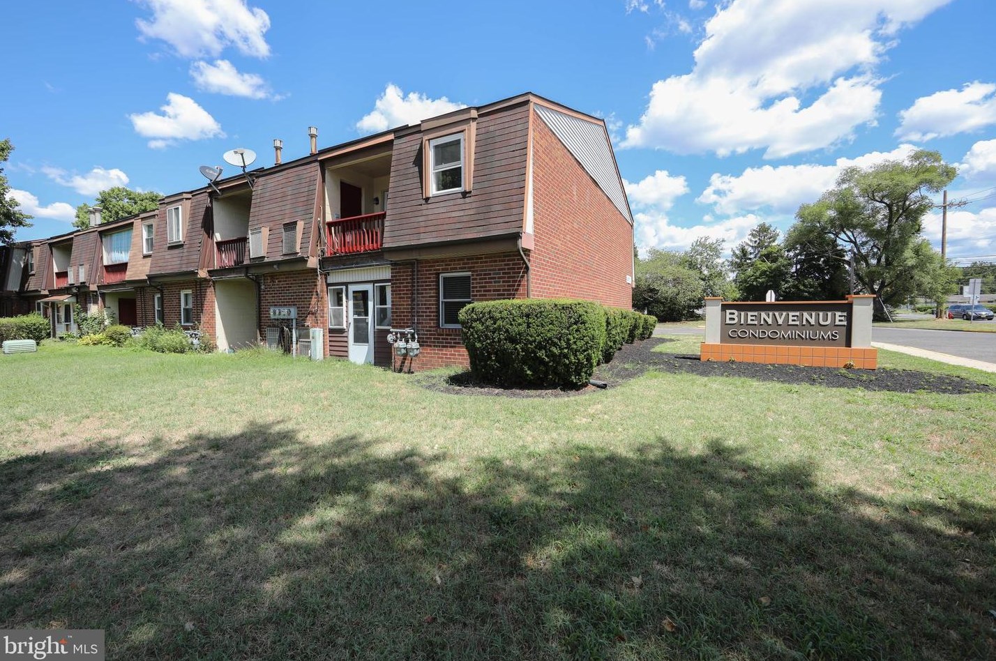 1244 Liberte Ct, Burlington NJ  08016-2243 exterior