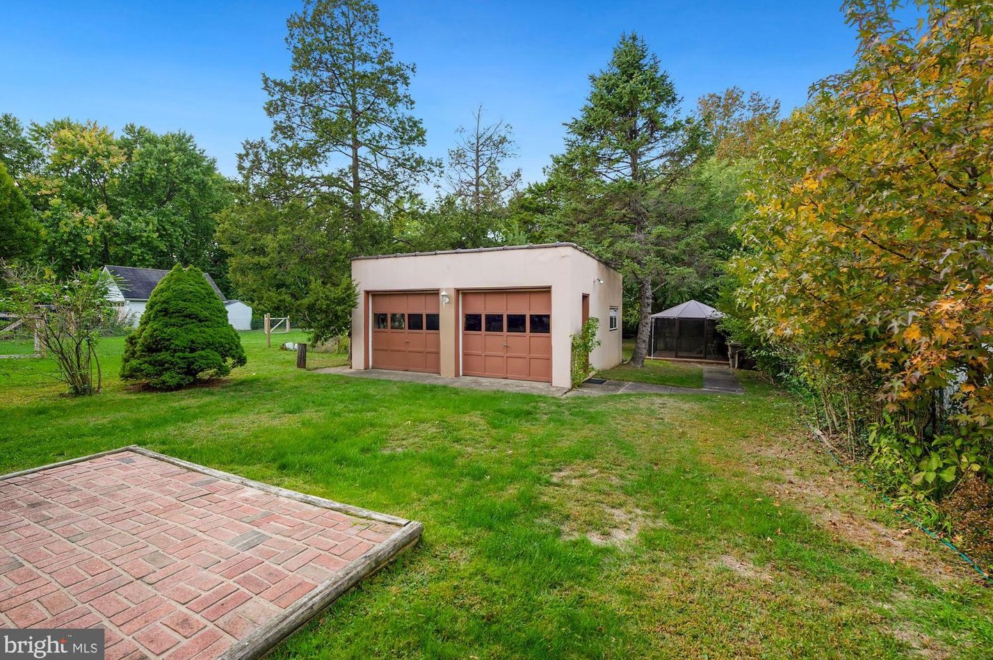 27 Harding Ave, Moorestown NJ 08057-1014 exterior