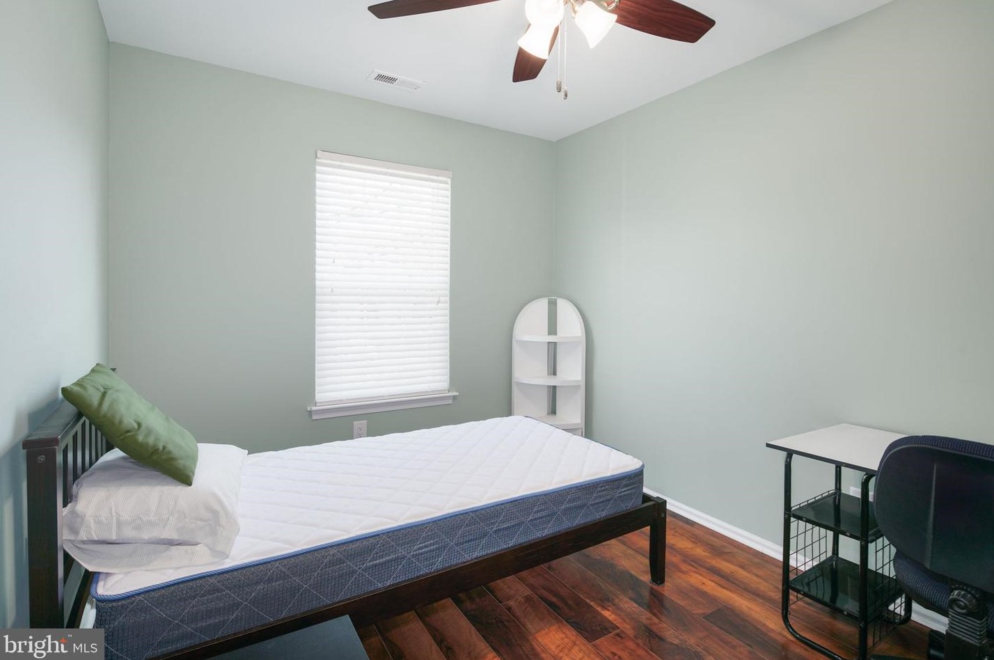 1678 Thornwood Dr, Mount Laurel NJ  08054-1811 exterior