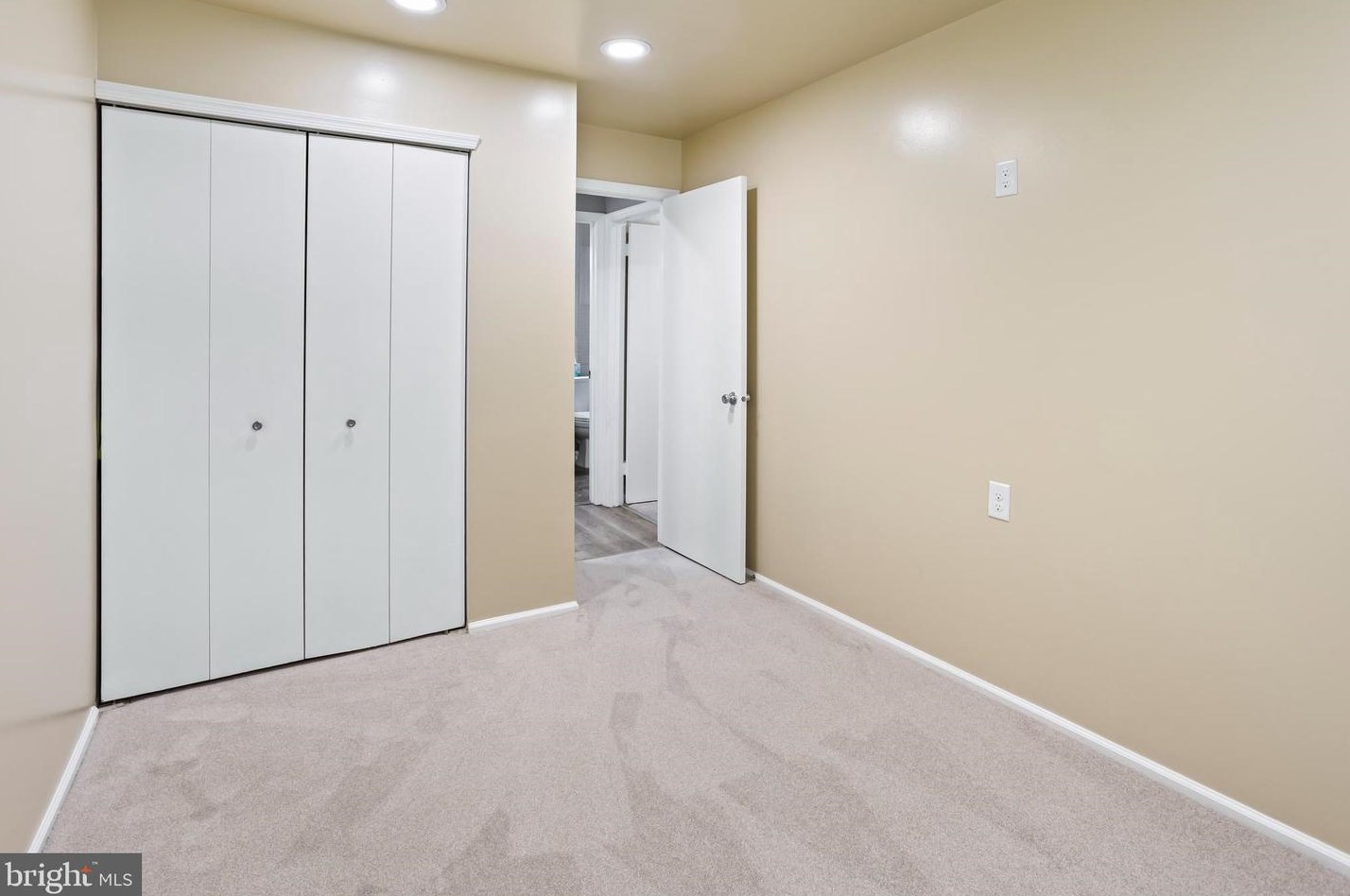 226 Thornwood Dr, Mount Laurel NJ  08054-1812 exterior