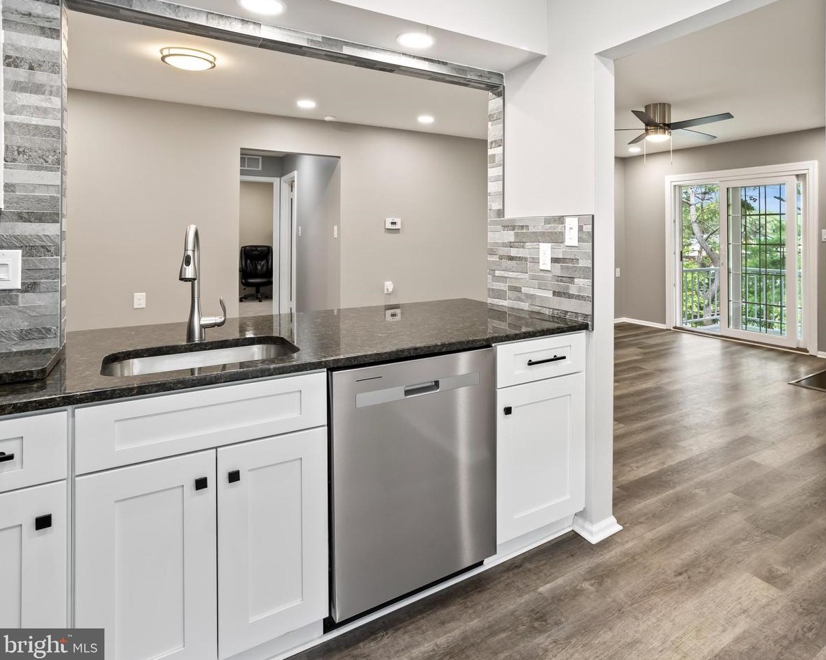 226 Thornwood Dr, Mount Laurel NJ  08054-1812 exterior